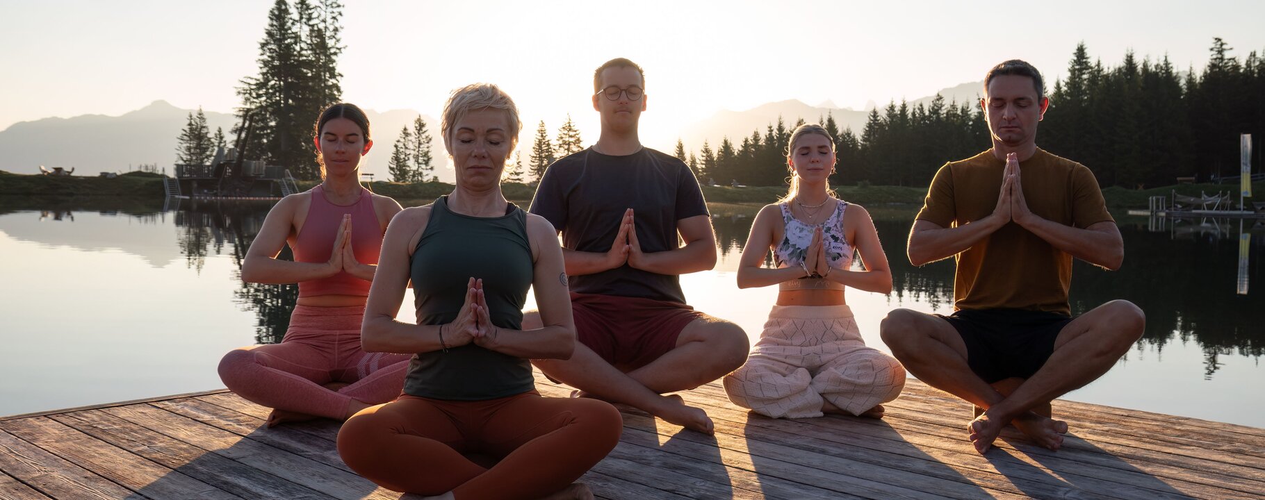 Morgendliche Yogastunden am Högsee in Serfaus sorgen für für Entspannung im Urlaub in Serfaus-Fiss-Ladis in Tirol. | © Seilbahn Komperdell GmbH | Andreas Kirschner