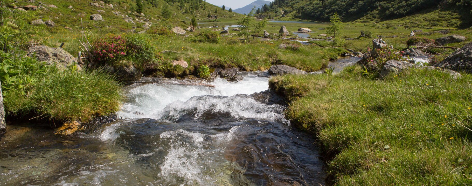 Fließender Bach in den Bergen von Serfaus Fiss Ladis in Tirol | © Andreas Kirschner