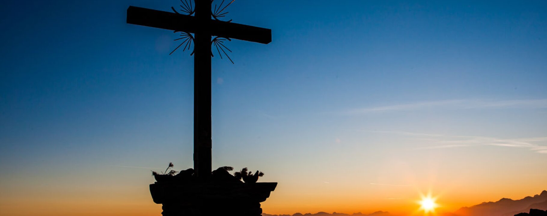 Gipfelkreuz im Sonnenuntergang in Serfaus Fiss Ladis in Tirol | © Andreas Kirschner