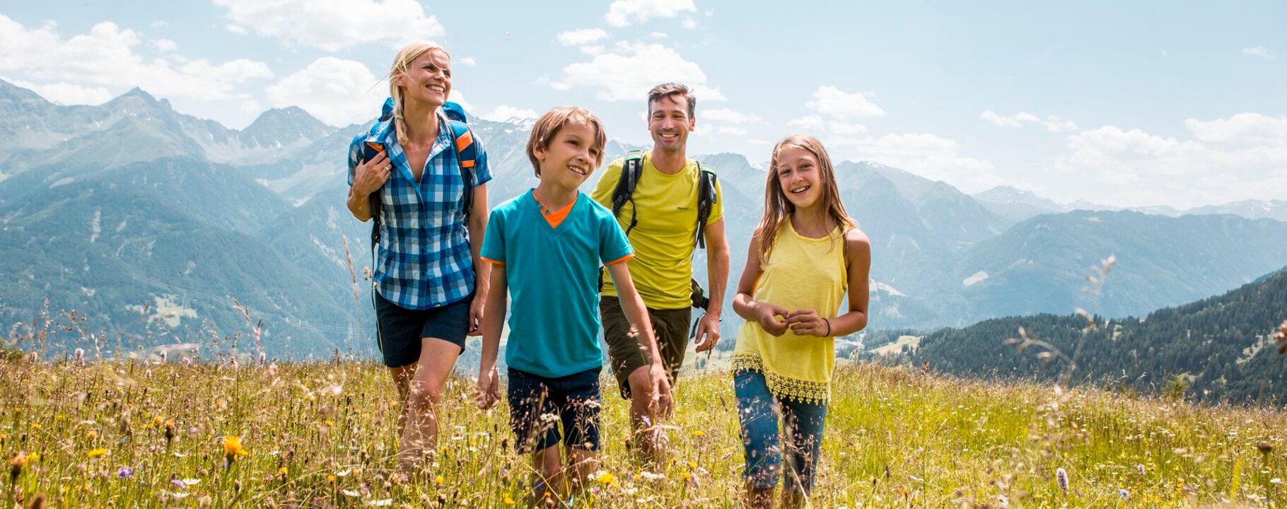 Familie beim Wandern in den Bergen in Serfaus Fiss Ladis in Tirol | © danielzangerl.com