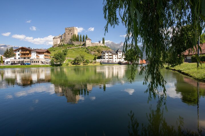 Laudegg castle summer