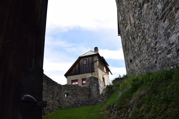 Burg Laudegg Sommeransicht