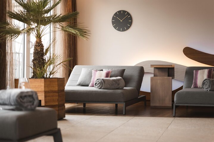 Relaxation room next to the indoor pool