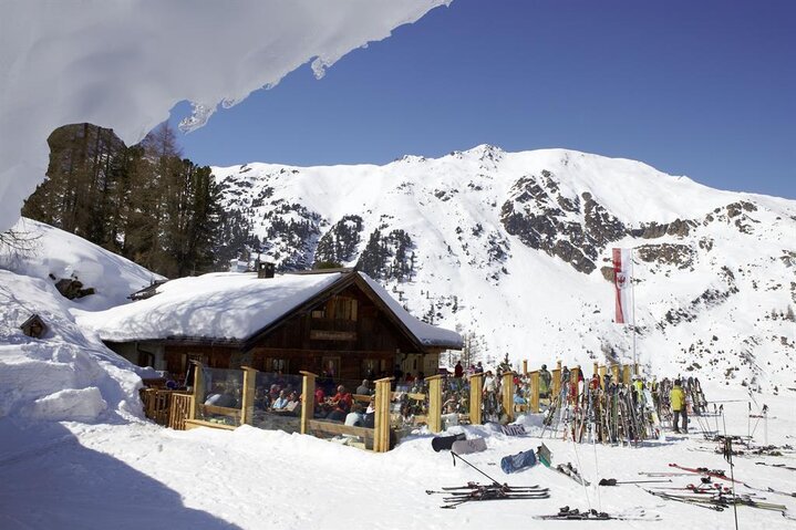 Schneebedecke Hütte