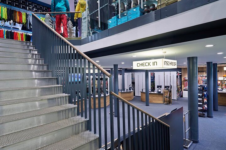 2 floors for sport & fashion